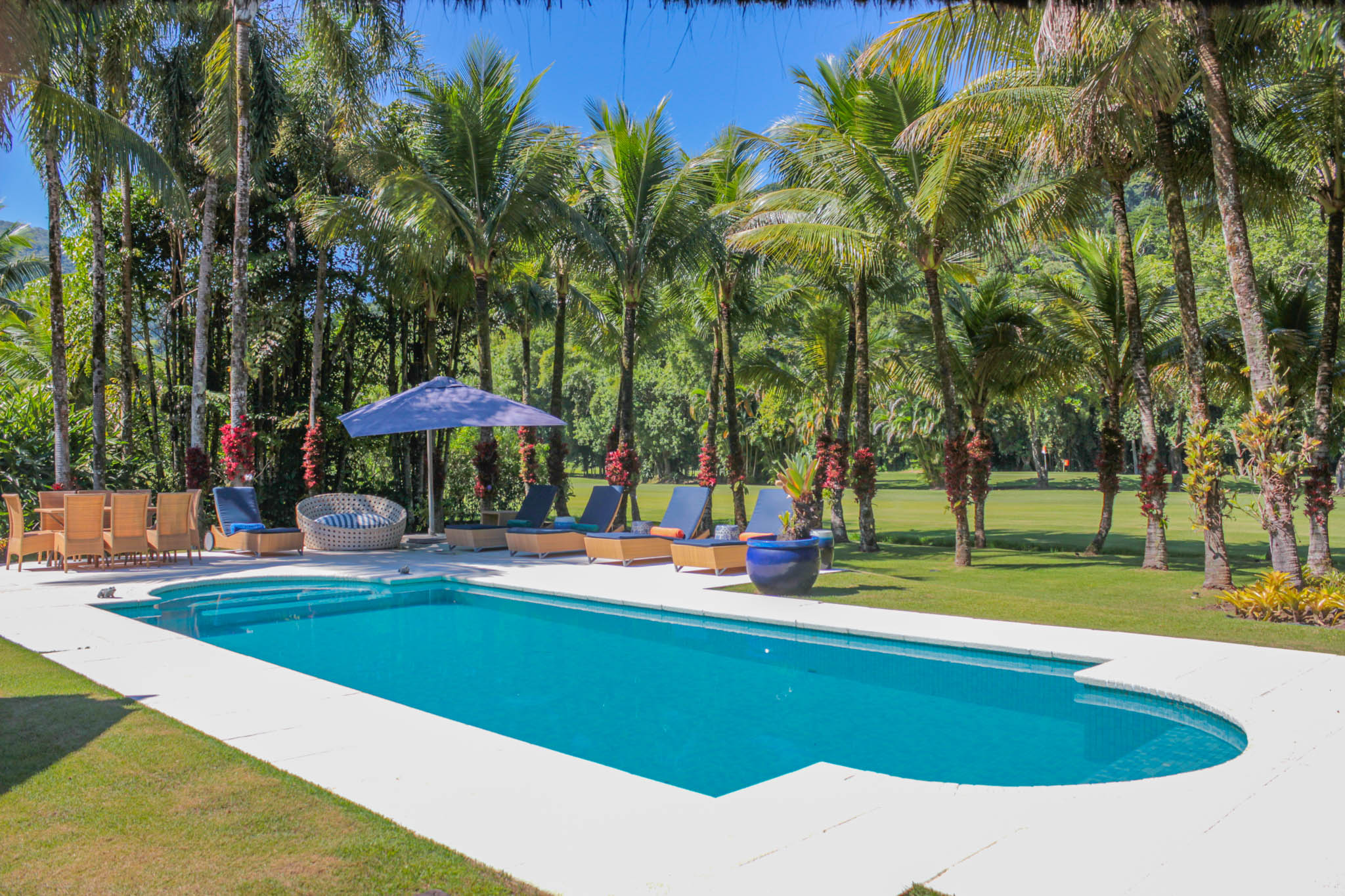 02:34 Piscina e jardim