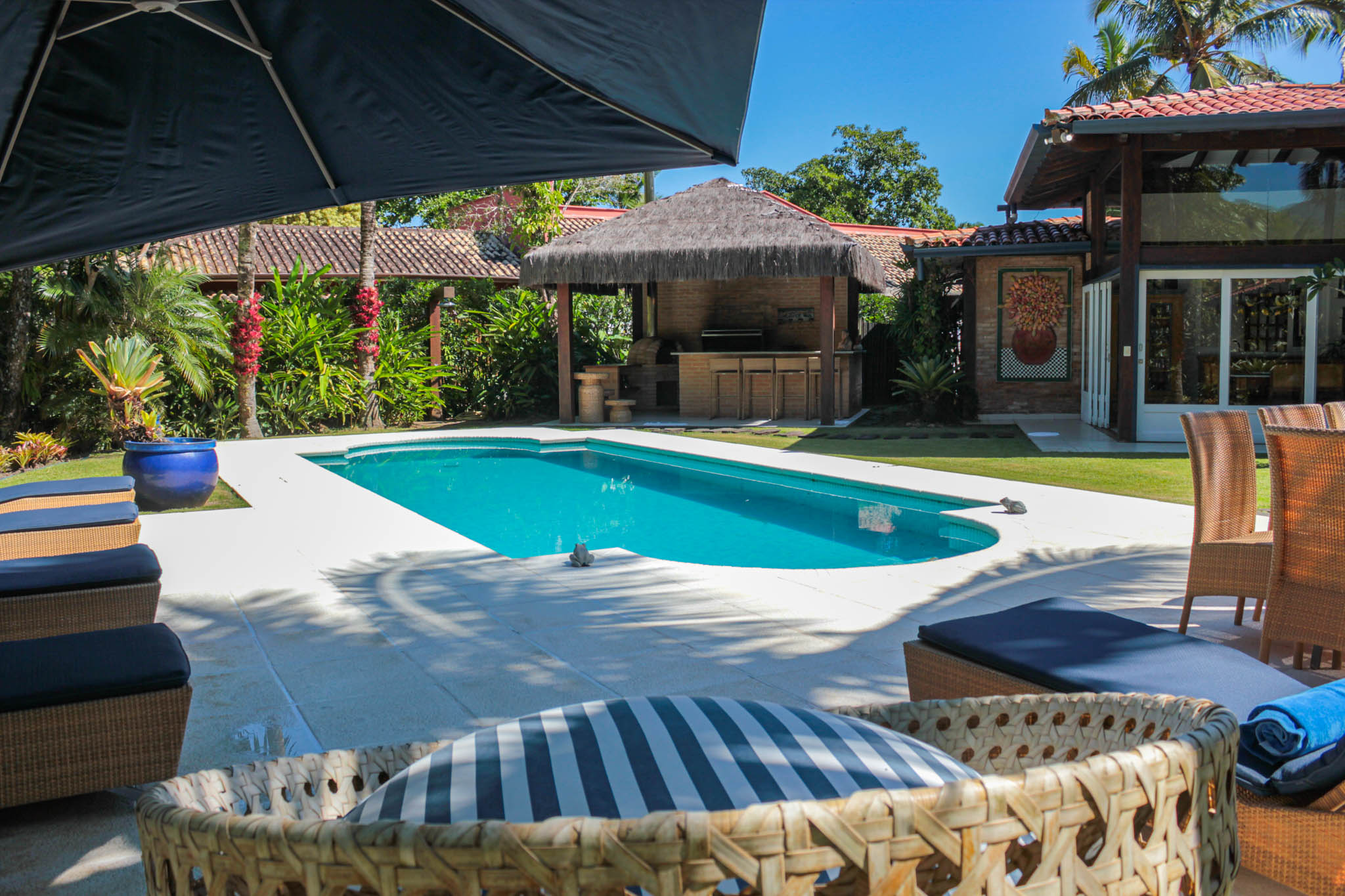 04:34 Deck da piscina