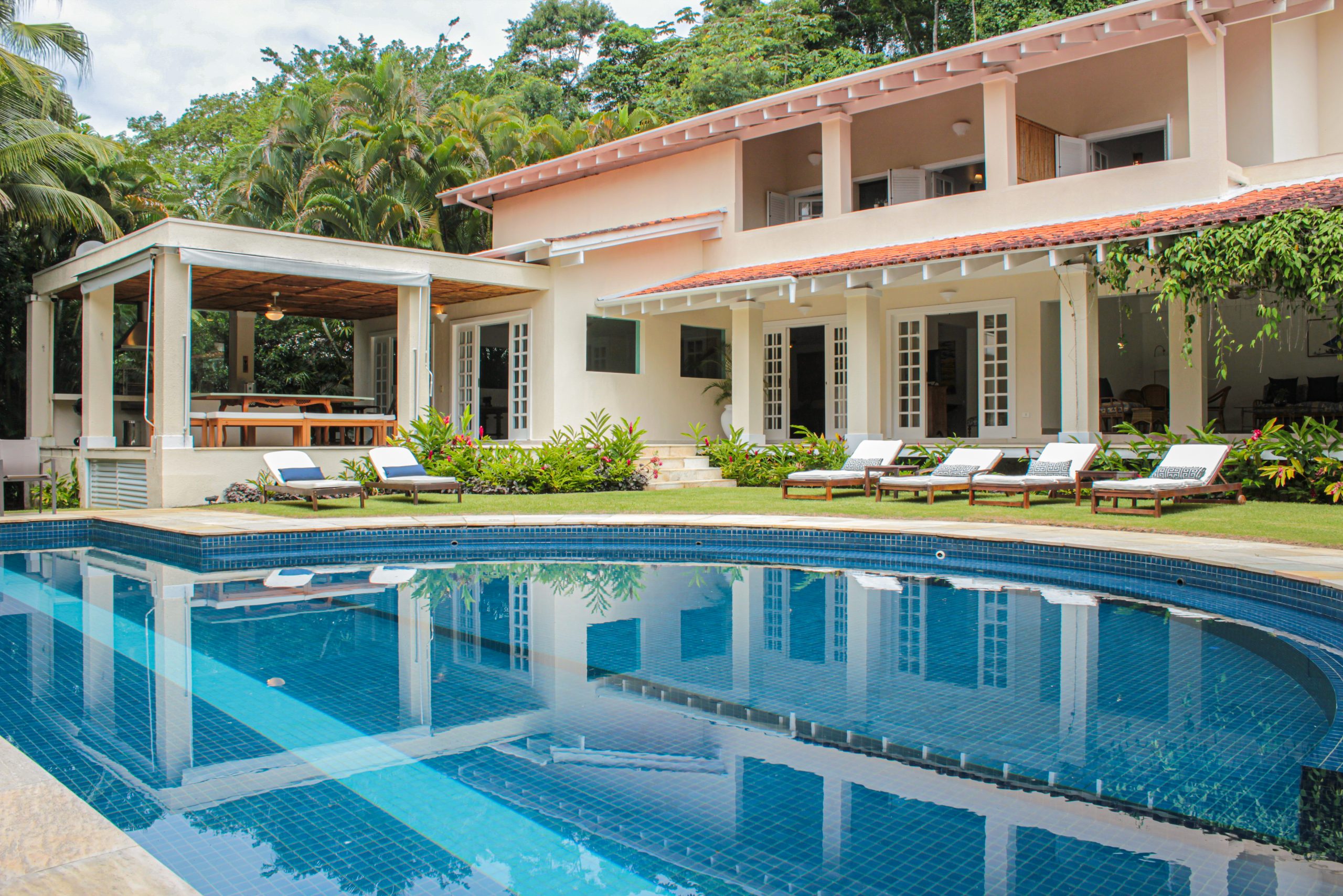 3:41 Fachada e piscina