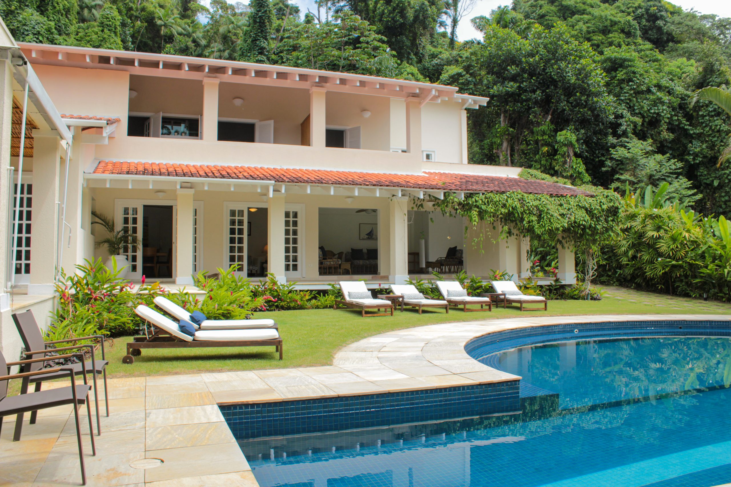 4:41 Fachada e piscina